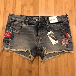 Low rise denim shorts with flower embroidery